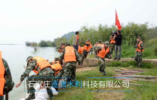 河南黃河沿岸地帶，利用防汛沙袋進(jìn)行擋水工作